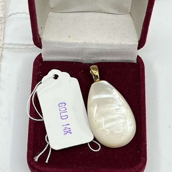 Genuine Vintage 14k Gold Mother-of-Pearl Teardrop Pendant, 7.1g, Stamped 14K - Picture 9 of 17